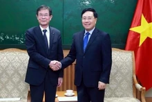 Le vice-Premier ministre permanent Pham Binh Minh (à droite) et Shimo Hiroshi, vice-gouverneur de la préfecture japonaise de Wakayama. Photo: VGP