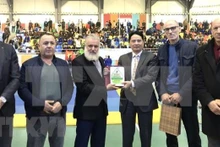 L'ambassadeur du Vietnam en Algérie, Nguyên Thanh Vinh, et les membres de l'instance algérienne de Vo Vietnam. Photo: VNA