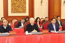 Le secrétaire général du Parti, Nguyen Phu Trong (au centre) lors de la réunion du Bureau politique. Photo : VNA