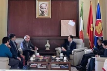 L'ambassadeur du Vietnam en Italie, Duong Hai Hung (droite) et le secrétaire général du Parti communiste italien, Mauro Alboresi. Photo: VNA