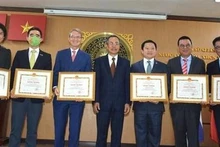 L'ambassadeur du Vietnam en Thaïlande, Phan Chi Thanh (Centre) et des représentants d'unité ayant reçu le certificat d’honneur du ministre vietnamien des Affaires étrangères. Photo : VNA