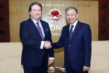 Le général Tô Lâm (à droite), ministre de la Sécurité publique et l'ambassadeur des États-Unis au Vietnam, Marc E. Knapper. Photo : VNA.