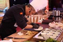 Un cuisinier au concours de chefs cuisiniers talentueux de Da Nang 2022. Photo: VNA