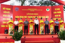 Lors de la cérémonie d’ouverture de la Semaine des marchandises vietnamiennes 2022. Photo: NDEL