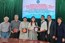 L’Union des organisations d’amitié et l’Association d’amitié Vietnam-Inde de la ville ont offert des cadeaux à la délégation de l’ambassade de l'Inde au Vietnam.