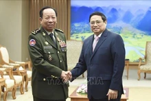 Le Premier ministre Pham Minh Chinh (à droite) et le général Tea Banh, Vice-Premier ministre et ministre cambodgien de la Défense. Photo : VNA.