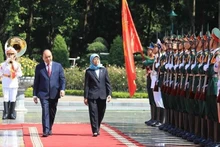 Cérémonie d'accueil de la présidente singapourienne Halimah Yacob. Photo: VNA