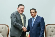 Le Premier ministre Pham Minh Chinh et Thammasak Sethaudom, président-directeur général du groupe SCG (Thaïlande). Photo : NDEL.