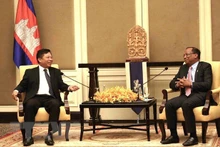 Vong Sauth, deuxième vice-président de l'Assemblée nationale cambodgienne (à droite), et l'ambassadeur Nguyen Huy Tang. Photo: VNA