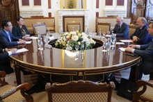 L’ambassadeur du Vietnam en Russie, Dang Minh Khôi, a rencontré le vice-président du Conseil législatif de Saint-Pétersbourg, Nikolai Bondarenko. Photo : VOV.
