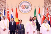 Le Premier ministre et prince héritier d'Arabie saoudite Mohammad ben Salmane accueille le Premier ministre Pham Minh Chinh et les chefs de délégation. Photo : VNA.