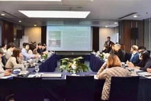 Experts vietnamiens et finlandais au séminaire d’échange d’expériences en matière de gestion des eaux souterraines, à Hanoi, le 11 décembre. Photo : VNA.