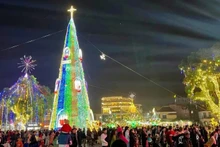 La cathédrale de pierre de Phat Diem (quartier de Kim Son) est décorée de couleurs vives pour accueillir Noël.