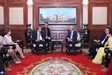 Le vice-président du Comité populaire de Hô Chi Minh-Ville, Vo Van Hoan (à droite) et le président de l’Institut cubain d’amitié avec les peuples (ICAP), Fernando González Llort. Photo : VNA