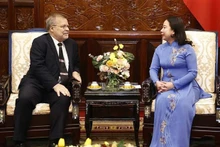 La Présidente par intérim du Vietnam, Vo Thi Anh Xuân, et l'ambassadeur du Brésil, Fernando Apparicio da Silva. Photo : VNA.
