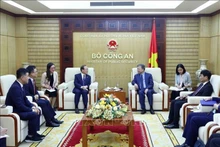 Le général Tô Lâm (à droite), ministre de la Sécurité publique, reçoit Kim Byung Ro, commandant des garde-côtes de la région centrale des Garde-côtes sud-coréens . Photo : VNA.