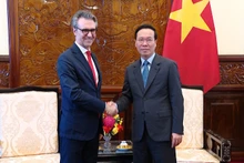 Le Président du Vietnam, Vo Van Thuong (à droite) et le chef de la Délégation de l’Union européenne au Vietnam Giorgio Aliberti. Photo : VNA.