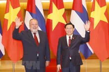 Le Président de l'Assemblée nationale du Vietnam, Vuong Dinh Huê (à droite), reçoit le Premier ministre cubain Manuel Marrero Cruz en septembre 2022. Photo : VNA.