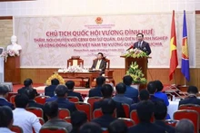 Le Président de l'Assemblée nationale rencontre la communauté vietnamienne au Cambodge. Photo : VNA.