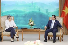 Le Premier ministre Pham Minh Chinh a reçu mardi à Hanoï la professeure Françoise Barre-Sinoussi. Photo : VNA.