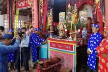 Un rituel lors de la fête commémorant le Confucius à Van Thanh Miêu, province de Vinh Long. Photo : VOV.