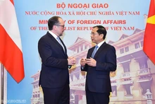 Le ministre des Affaires étrangères Bui Thanh Son et son homologue autrichien Alexander Schallenberg, à Hanoi, le 17 avril. Photo: BQT