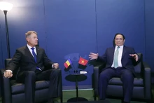 Le Premier ministre Pham Minh Chinh (droite) et le président roumain Klaus Iohannis au siège des Nations Unies à New York en septembre 2023. Photo : VNA.