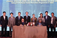 L'Association des producteurs de noix de cajou du Vietnam a signé un protocole d'accord de coopération dans la fourniture de matières premières avec l'Association cambodgienne de la noix de cajou lors de la conférence. Photo : VNA.