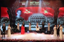 Lors du programme artistique célébrant le 76e anniversaire de l’appel à l’émulation patriotique du président Hô Chi Minh. Photo : VNA