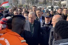 Le président turc, Tayyip Erdogan, rencontre les équipes de recherche et de sauvetage turques et internationales à Hatay. Photo: VNA