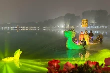 Le programme « Temple de Ngoc Son - Nuit mystérieuse » au temple de Ngoc Son est apprécié des touristes. Photo : hanoimoi.