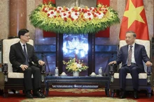 Le président Tô Lâm (à droite) et le chef de l’exécutif de la région administrative spéciale de Hong Kong, Lee Ka-chiu, à Hanoi, le 1er août. Photo : VNA.