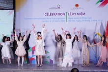 Numéro artistique lors de la cérémonie de célébration de la Journée internationale de la Francophonie 2024 à Hanoï. Photo : VNA.