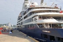 Le Lapérouse accoste au port de croisière international d’Ha Long le 13 octobre. Photo : laodong.