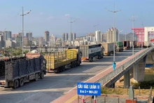 Le dédouanement des marchandises aux frontières revient à la normale, contribuant à augmenter le chiffre d’affaires des échanges bilatéraux. Photo : Congthuong.