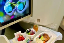 Vietnam Airlines met des spécialités agricoles locales comme des fraises, des prunes, des mangues, des litchis... à son menu à bord. Photo : VNA. 