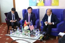 Le vice-ministre vietnamien de la Défense Hoàng Xuân Chien (au miieu) rencontre le secrétaire général adjoint du ministère malaisien de la Défense Mohd Yani Bin Daud (à droite). Photo : VNA 