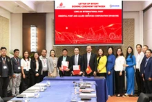 Le 21 mars, le port international de Long An au Vietnam et Oriental Port and Allied Services Corporation (OPASCOR) aux Philippines ont signé une lettre d’intention pour établir une relation de jumelage. Photo : baodautu.