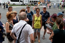 Touristes étrangers écoutant un guide devant la Poste centrale de Saïgon, le 18 juin 2023. Photo: VnExpress 