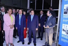 Le Premier ministre vietnamie, Pham Minh Chinh, et des délégués à l'exposition intitulée "Hô Chi Minh - Portrait d'un homme". Photo : VNA.