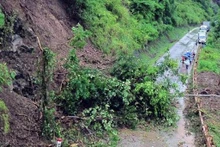 Un glissement de terrain empêche la circulation sur la Nationale 279D, dans le district de Muong La (au Nord du Vietnam). Photo : VNA.