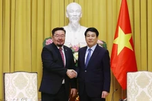 Le président de la République Luong Cuong (droite) et le chef du bureau présidentiel de la Mongolie, Gombojav Zandanshatar. Photo: VNA. 