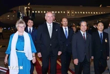 Le président hongrois et son épouse arrivent à Hanoï pour une visite officielle au Vietnam. Photo: VNA 