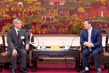 Le vice-président permanent du Comité populaire de Bac Ninh, Vuong Quôc Tuân, reçoit le directeur du Centre de promotion industrielle de la préfecture japonaise de Kanagawa, Mogi Yoshibaru. Photo : bacninhtv.