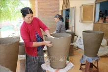 Production de céramique à la coopérative de poterie Cham Bau Truc, Ninh Thuan. Photo : VNA. 