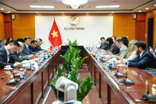 Séance de travail entre le vice-ministre de l’Industrie et du Commerce, Dô Thang Hai, et la délégation du Département de l’Agriculture des États-Unis. Photo : VNA.