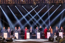 Les délégués appuient sur des boutons pour lancer le Festival du design créatif de Hanoi 2023. Photo : VNA.