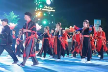 Les traits culturels de l’ethnie Dao Thanh Y contribuent à rendre le carnaval annuel de Ha Long encore plus vivant. Photo : VOV.