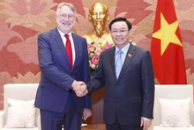 Le Président de l’Assemblée nationale, Vuong Dinh Huê (droite), et le président de la Commission du commerce international (INTA) du Parlement européen, Bernd Lange. Photo : VNA. 