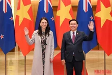 Le Président de l'Assemblée nationale, Vuong Dinh Huê, et la Première ministre néo-zélandaise Jacinda Ardern. 
